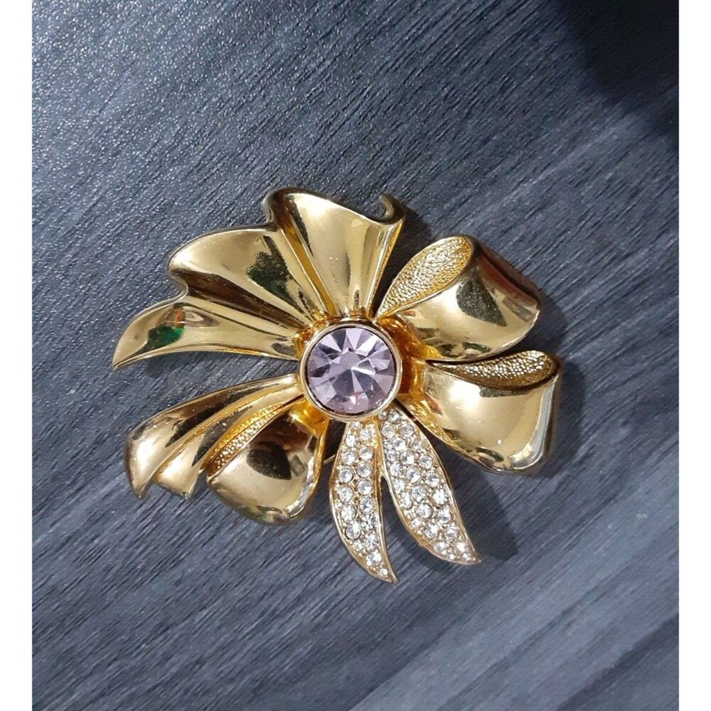 Signed S.A.L. SAL Swarovski Clear Purpl Pave Rhinestone Gold tone Bow Pin Brooch
